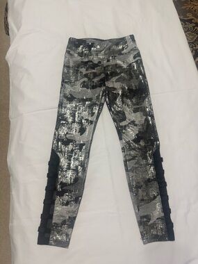 Justice Girl’s Active Black Grey Print Legging Sz 10, excellent condition